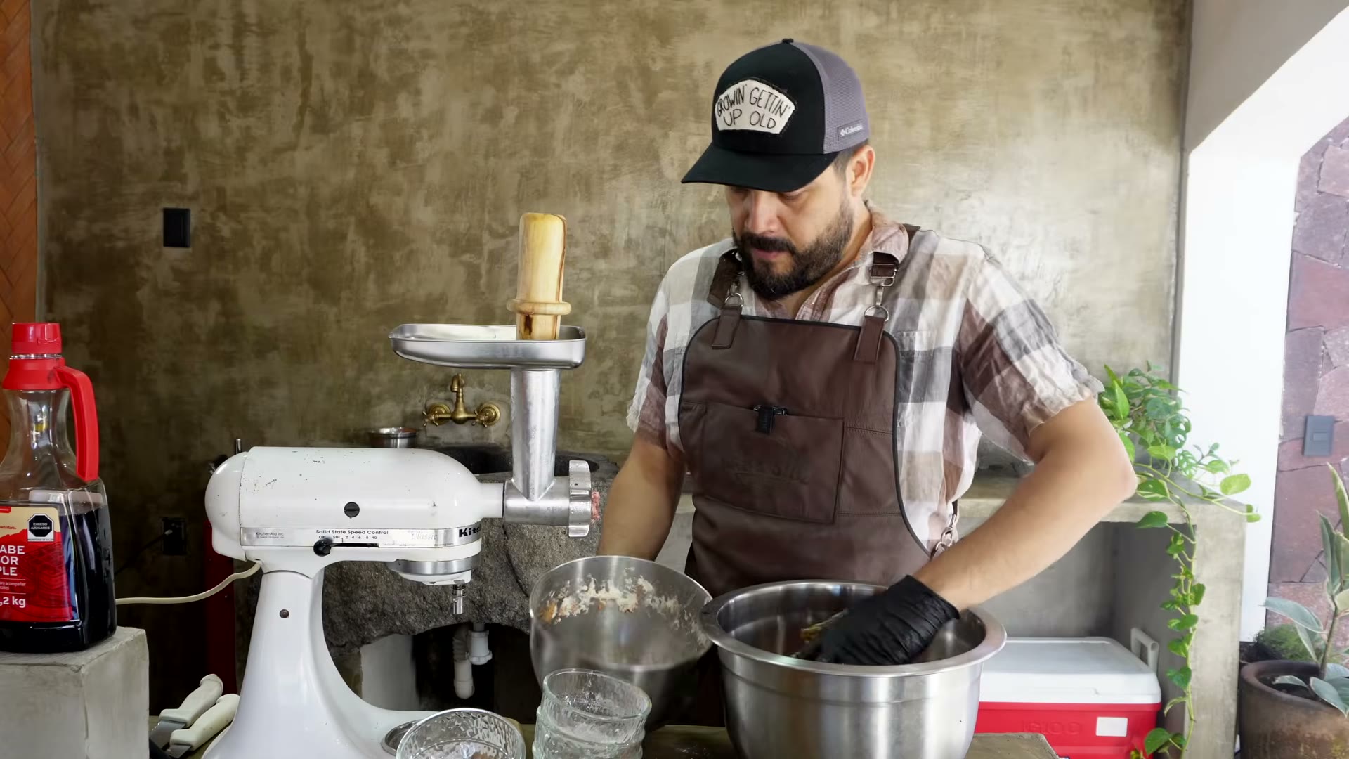 Embutiendo el chorizo en tripa