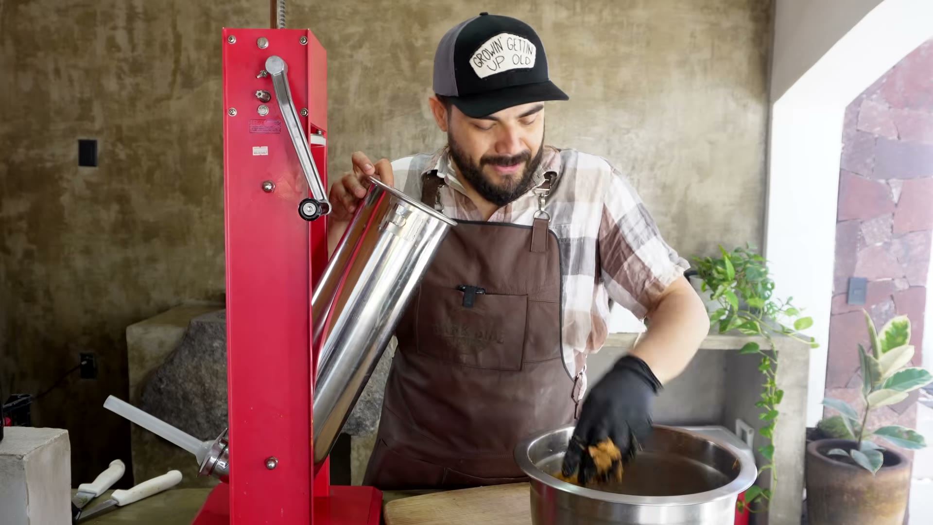 Chorizos de brisket en el ahumador a baja temperatura