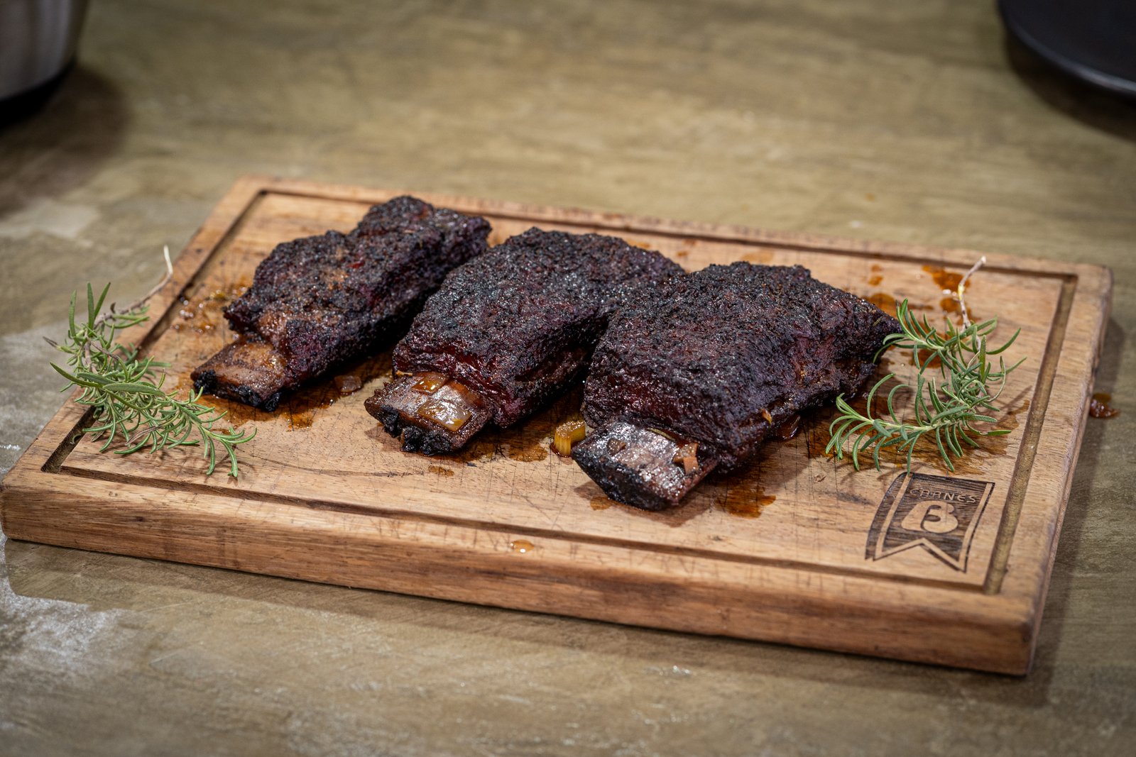 Short rib braseado emplatado con puré de papa y gravy