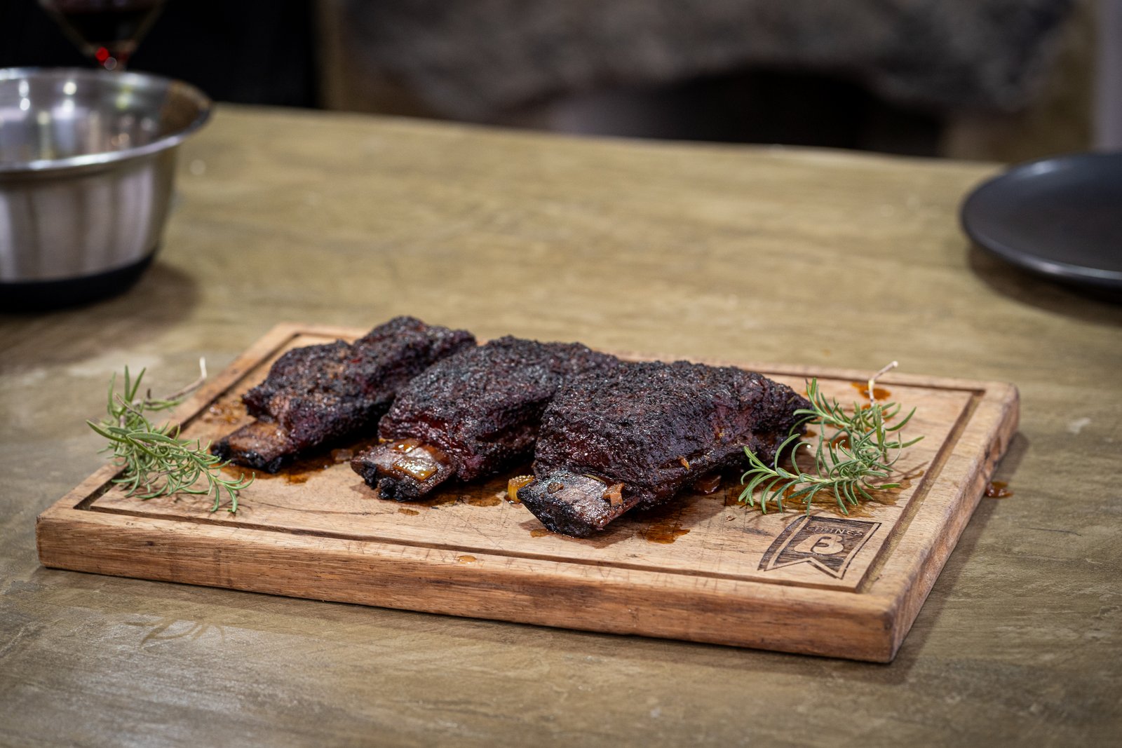 Plato navideño de short rib con espárragos braseados