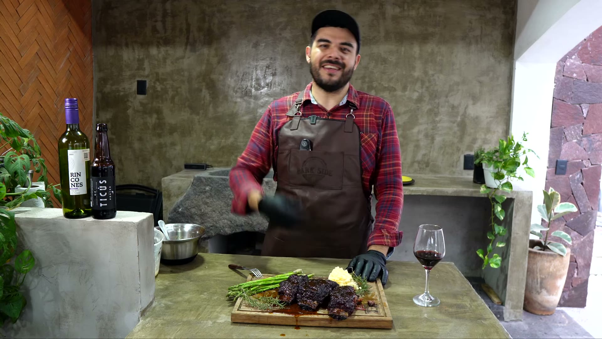 Short rib terminando de suavizarse en el braseado de vino y cerveza
