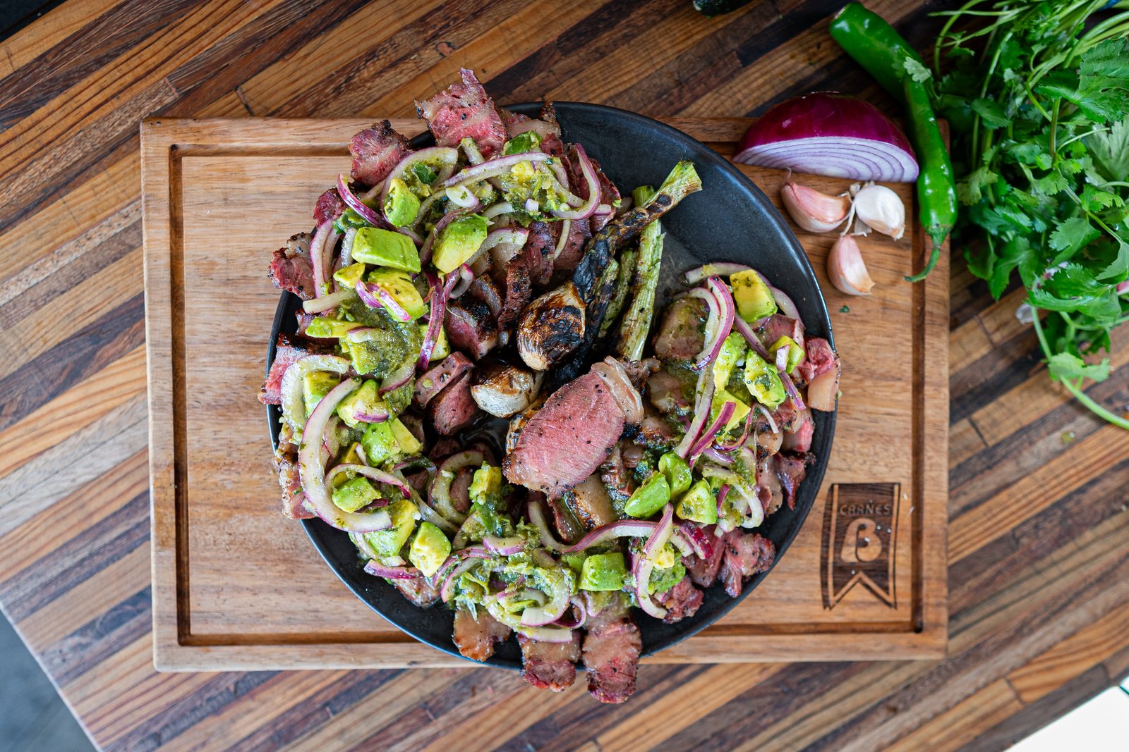 Aguachile de ribeye ahumado con aguacate, cebolla encurtida y limón