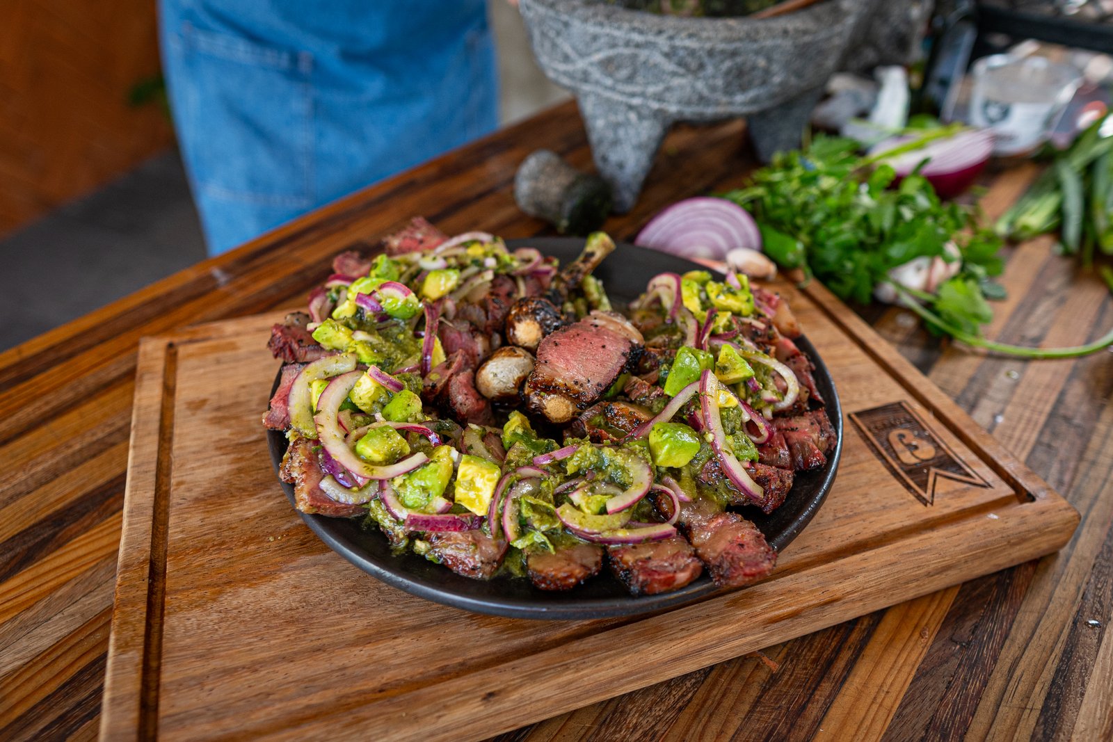 Detalle del ribeye ahumado con anillo de humo