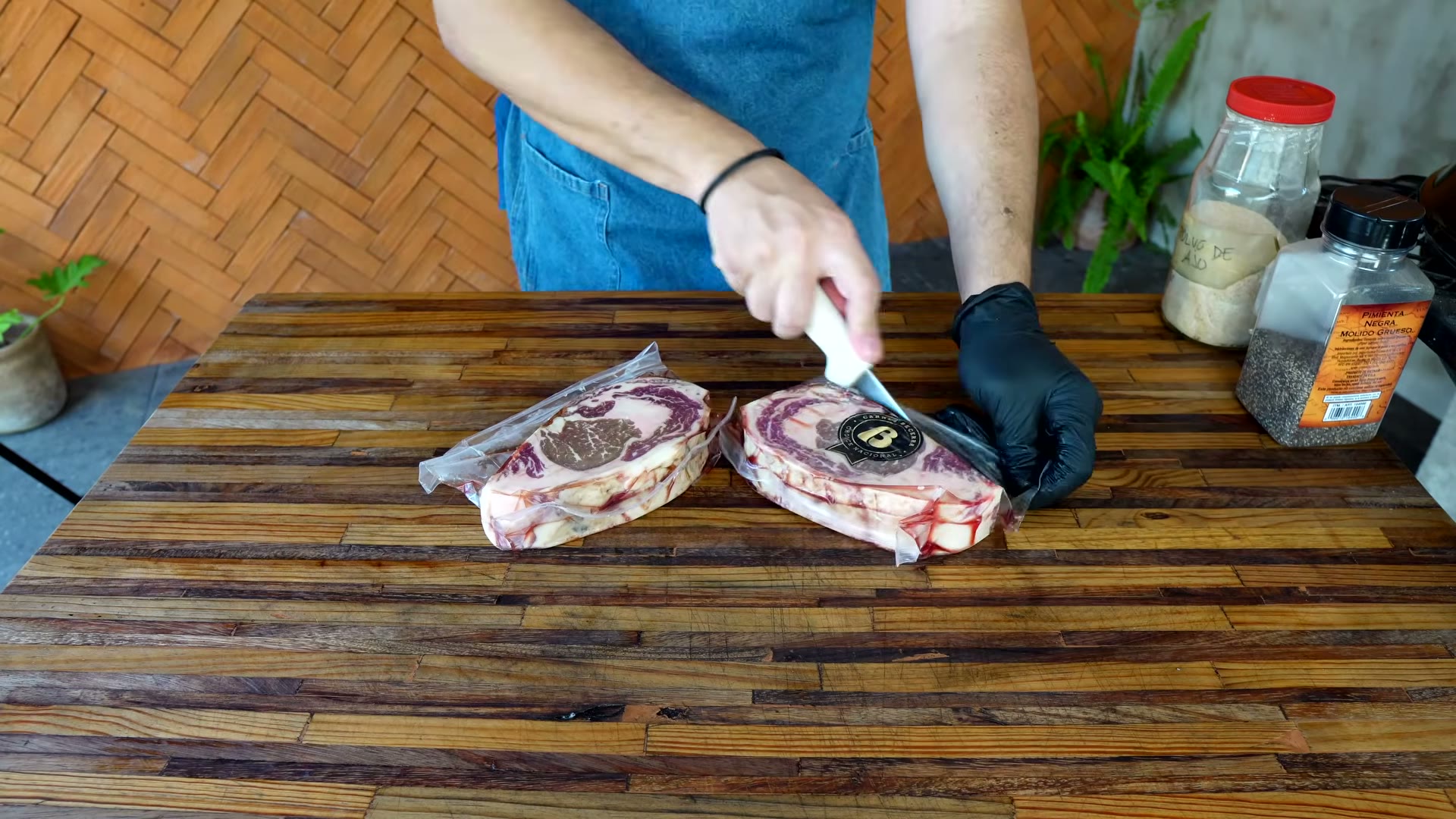 Ribeyes sazonados listos para el ahumador
