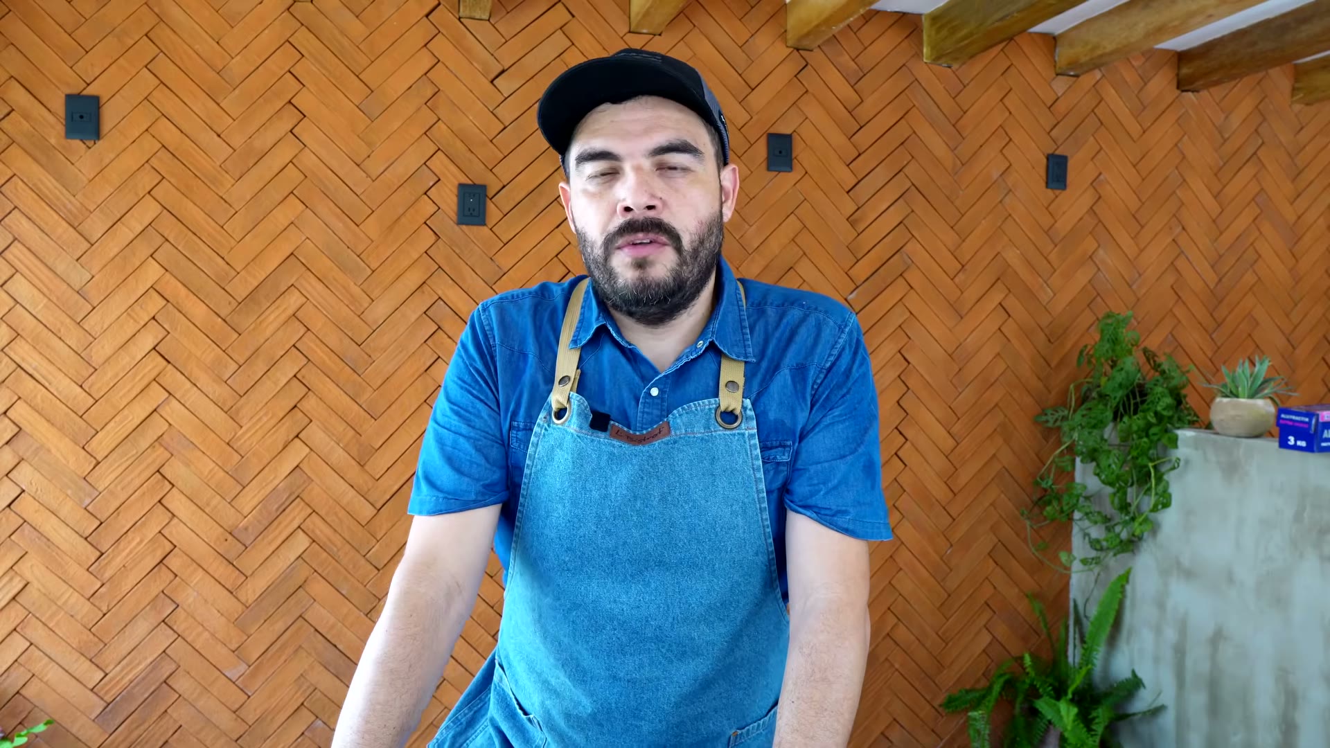 Sellando el ribeye ahumado al carbón