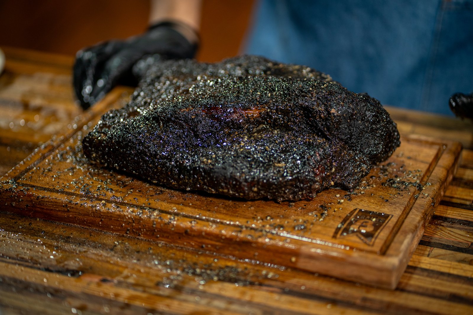 Brisket hecho en horno de estufa, rebanado mostrando el bark oscuro