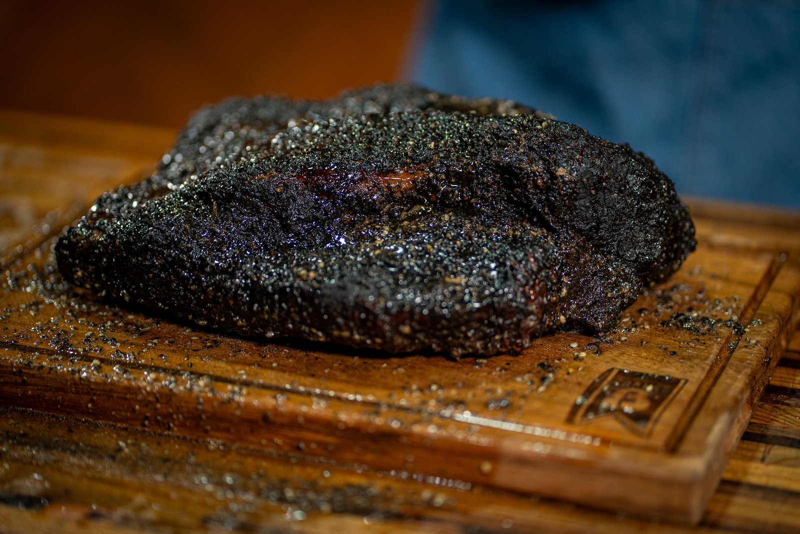 Rebanada de brisket de horno mostrando el punto de gelatina