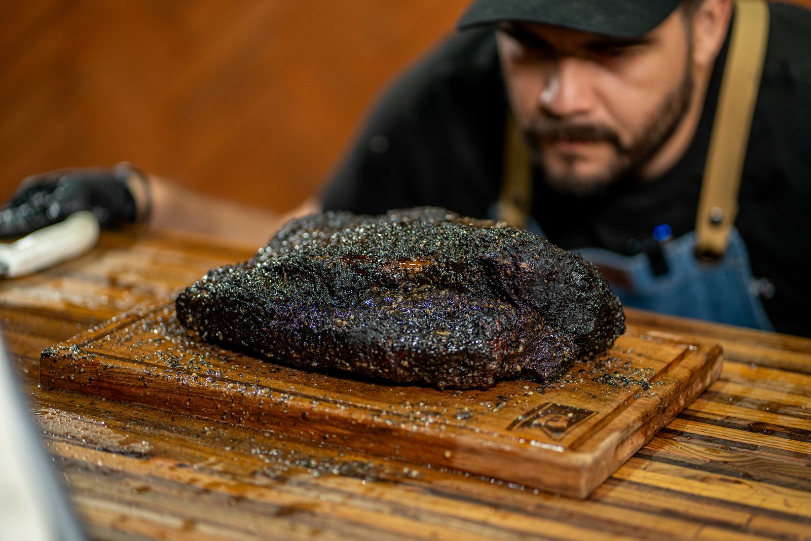 Plato de brisket con ensalada de papas checo-alemana