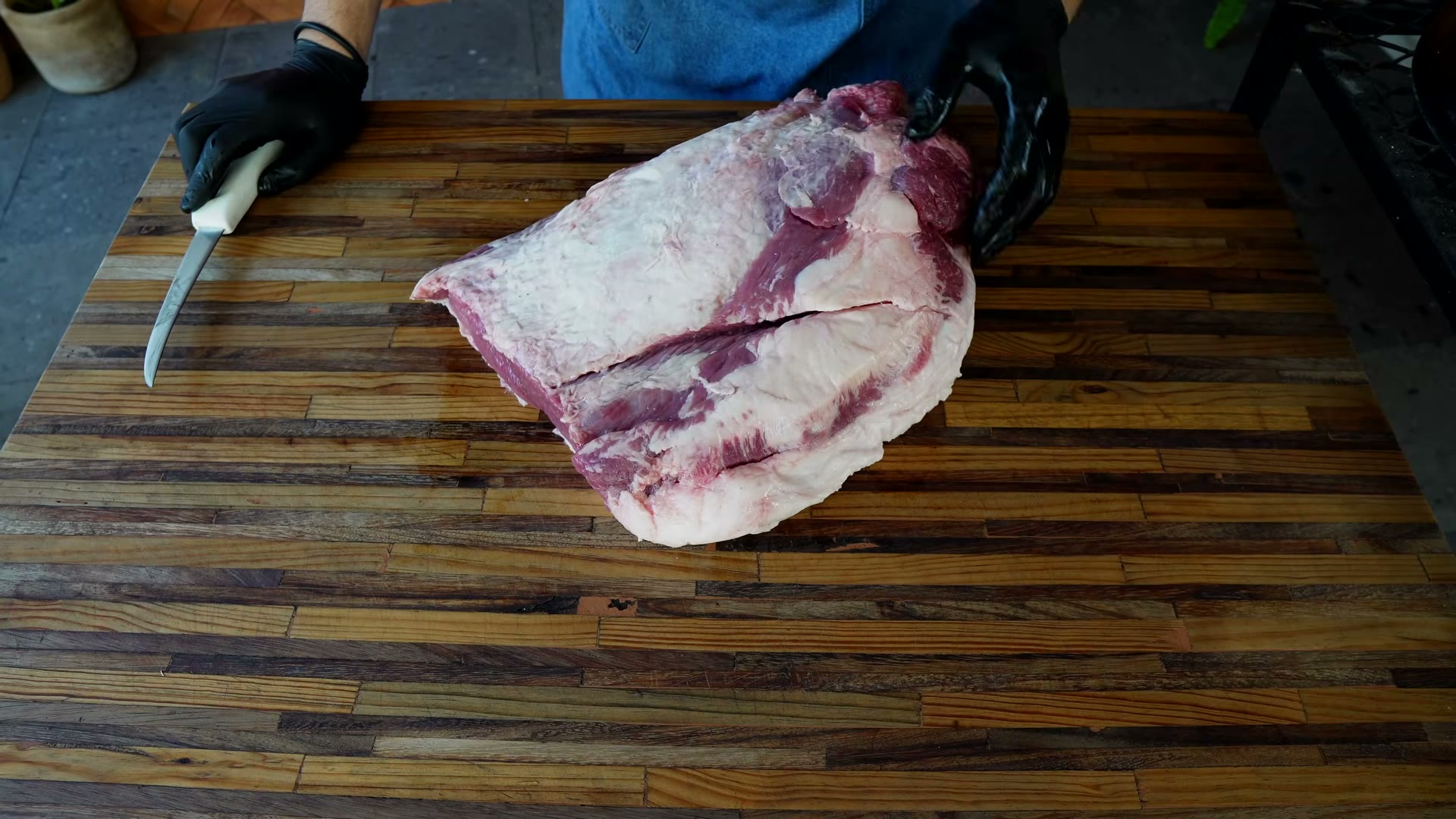 Aplicando el rub con carbón activado al brisket