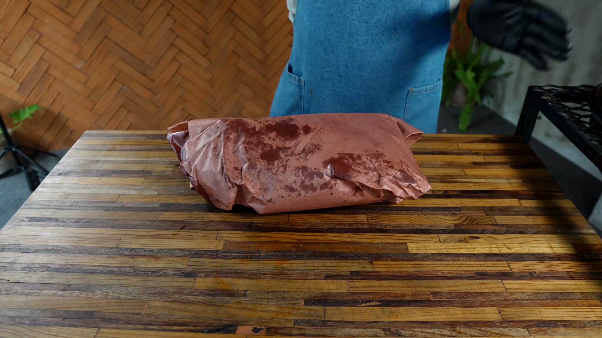 Brisket en charola con parrilla protectora dentro del horno