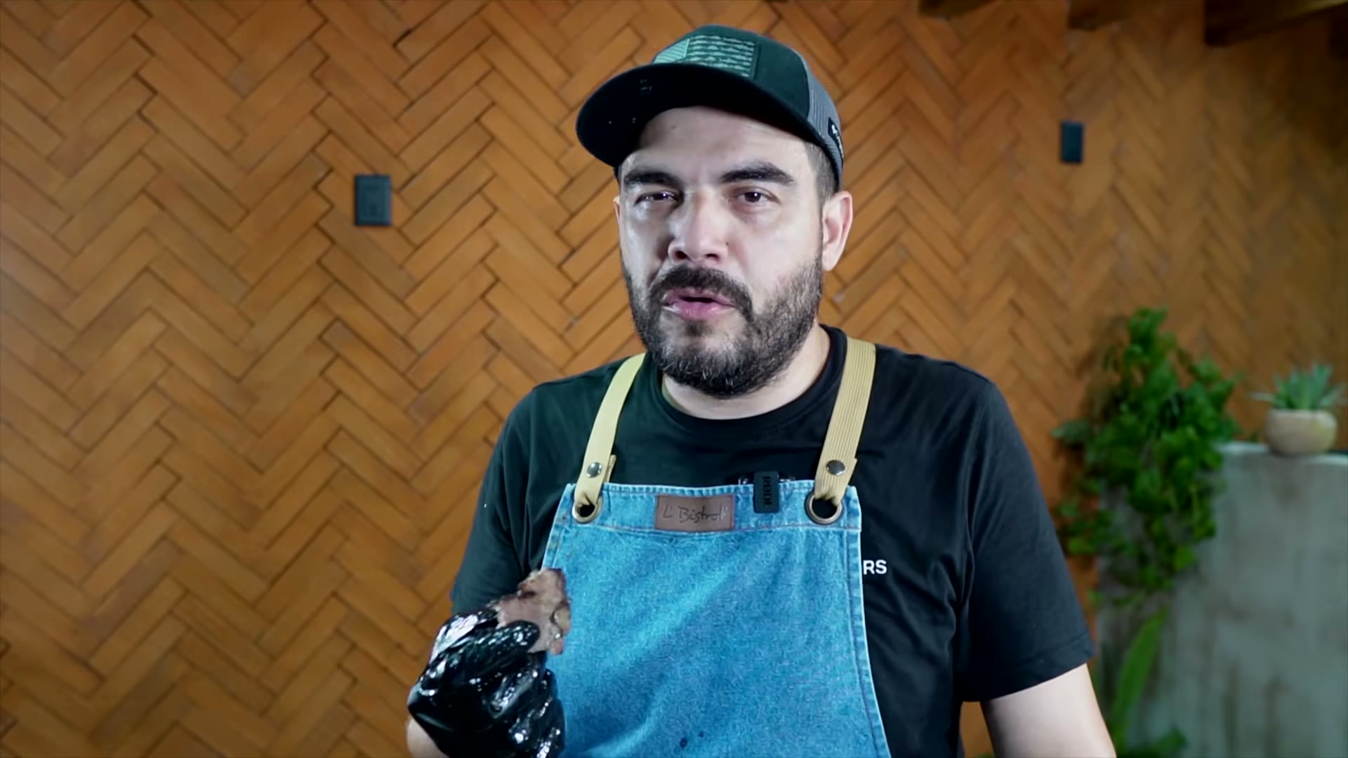 Envolviendo el brisket con la grasa reservada