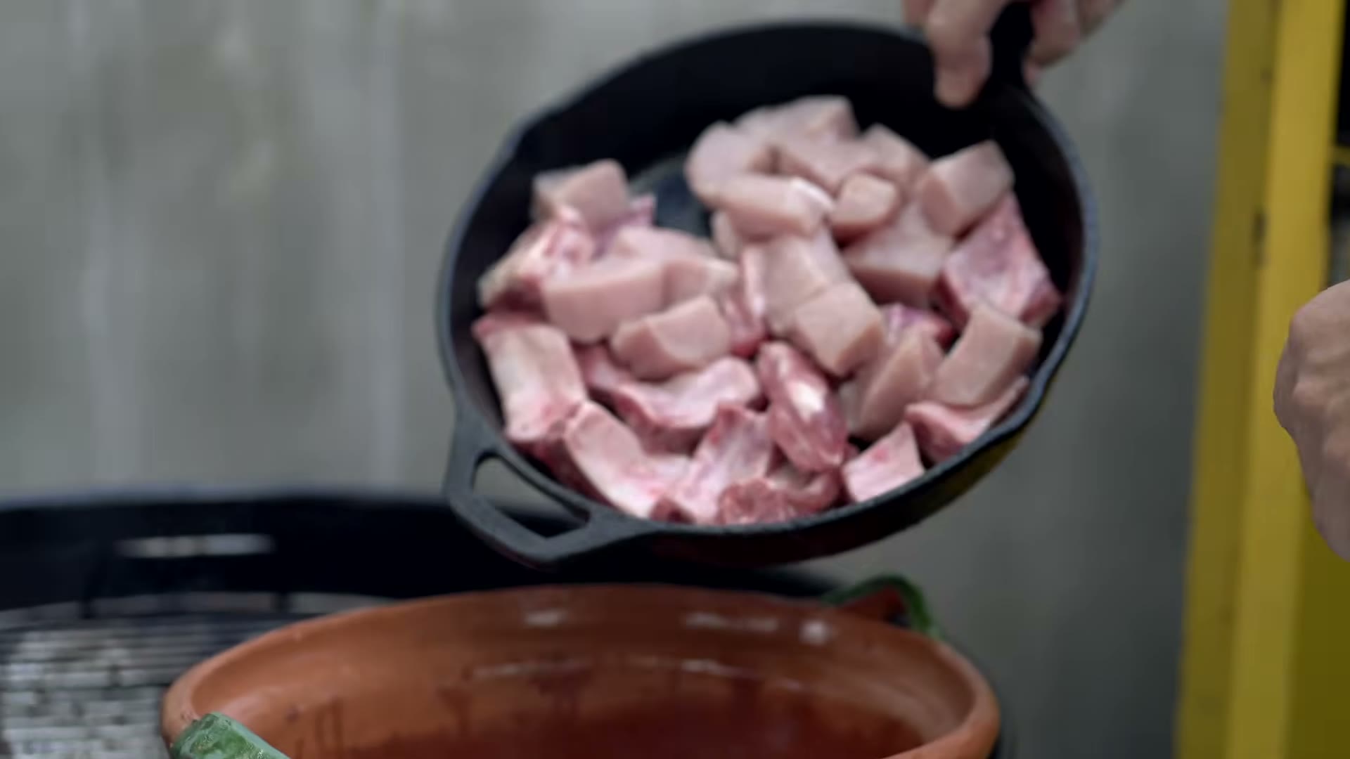 Confitando costilla y pierna de cerdo en manteca con especias