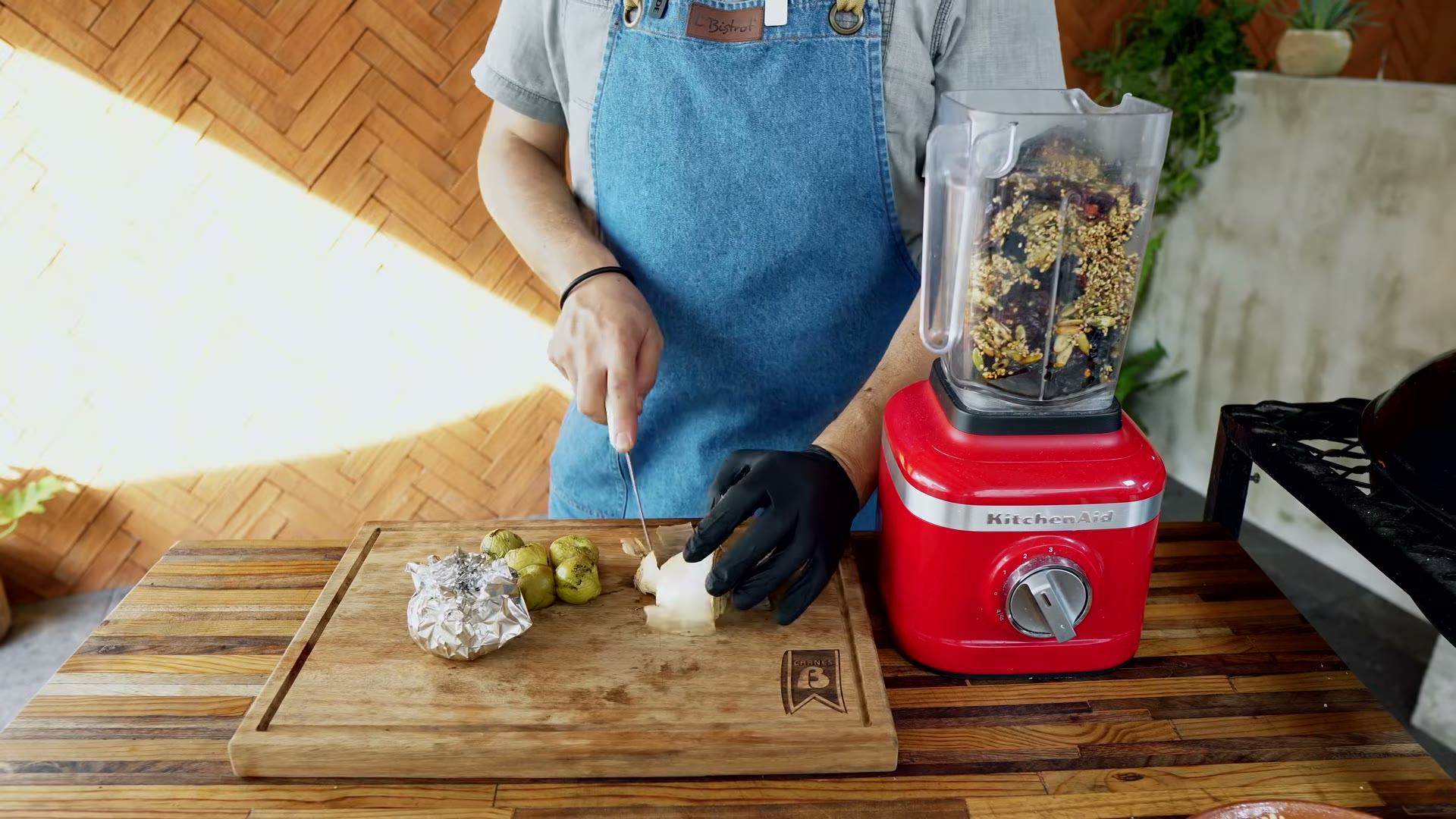 Incorporando el adobo ahumado a la carne confitada