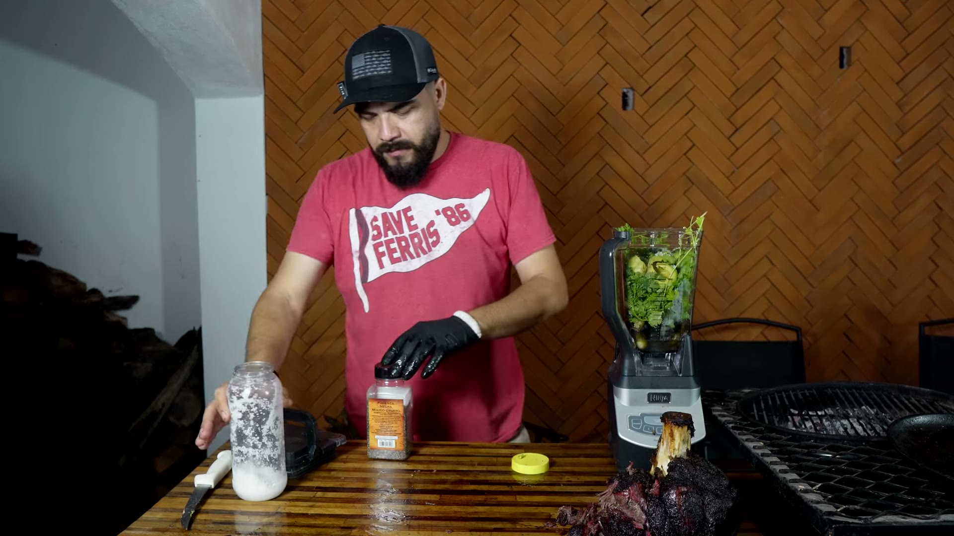 Chambarete desbaratándose, mostrando la textura gelatinosa