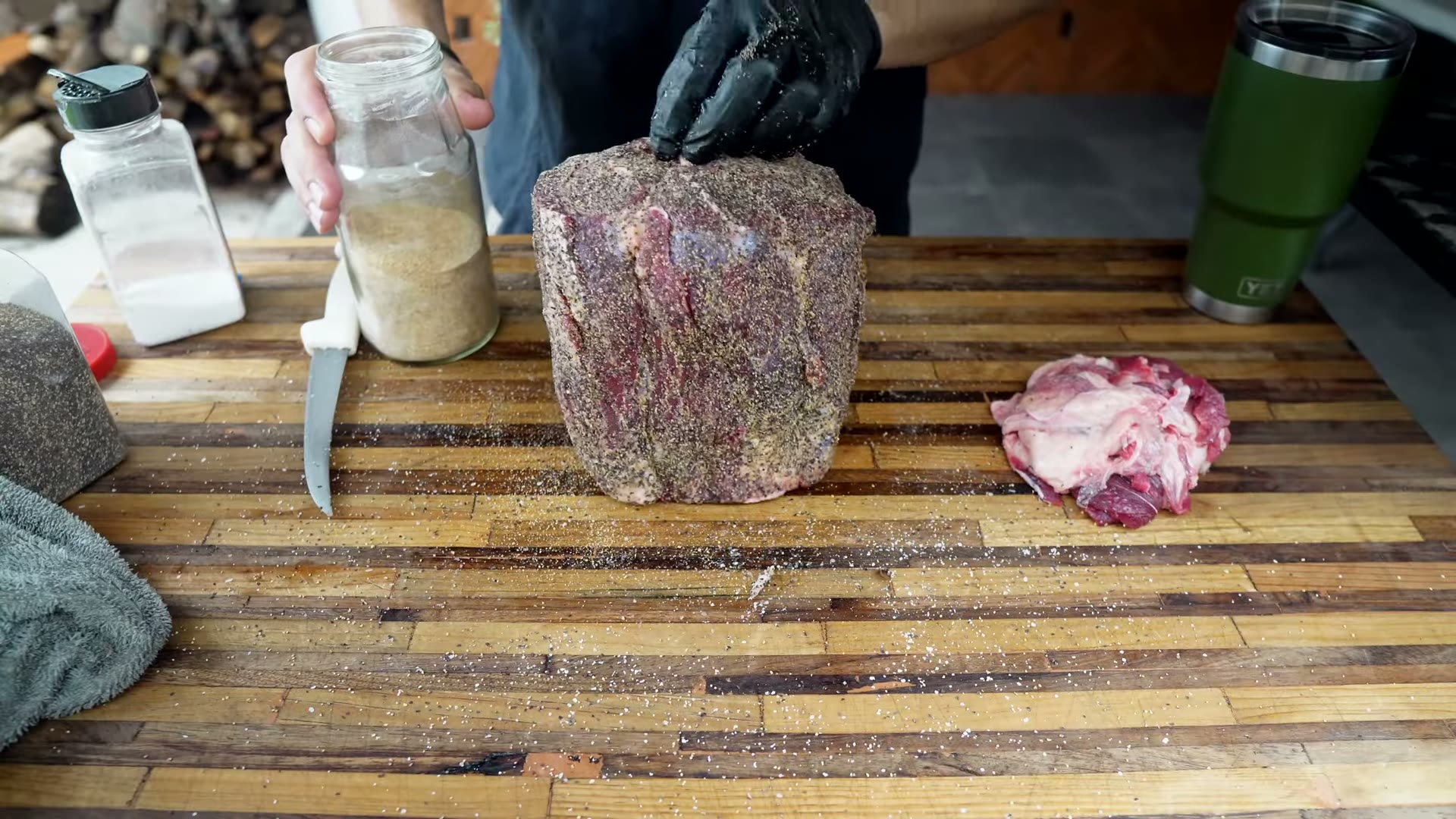 Envolviendo el chambarete con grasa de res derretida