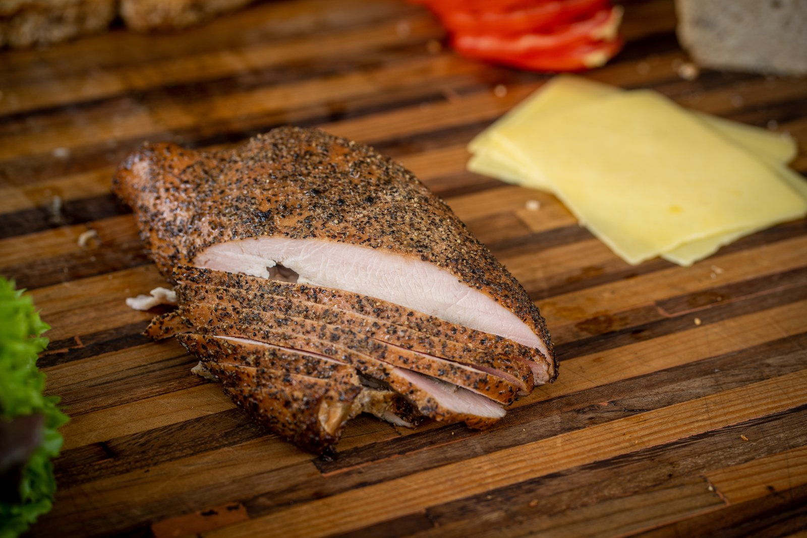 Pechuga de pavo ahumada rebanada, con anillo de humo