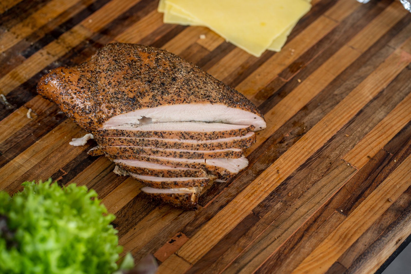 Sándwich de pavo ahumado con el aderezo de hierbas