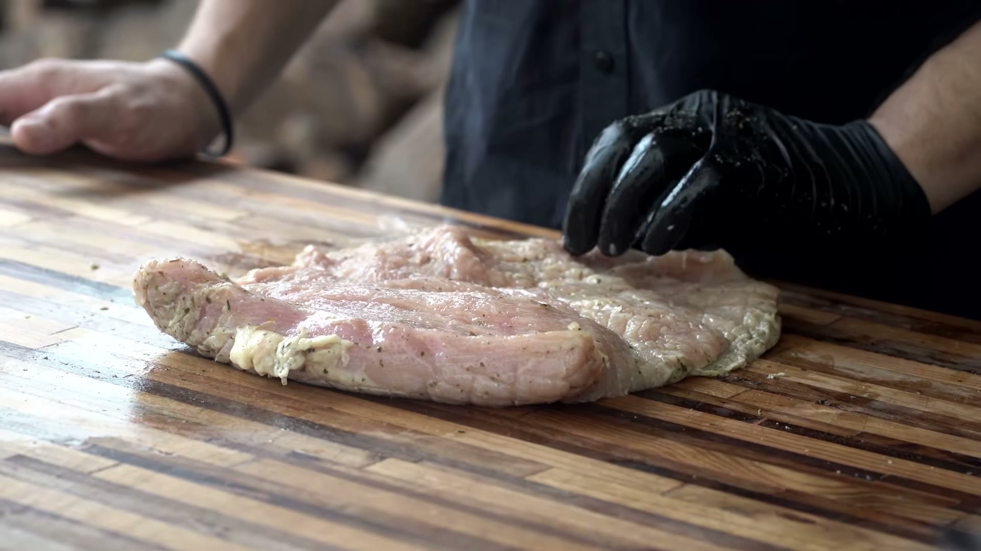 Pechuga de pavo enrollada y sazonada con pimienta y ajo