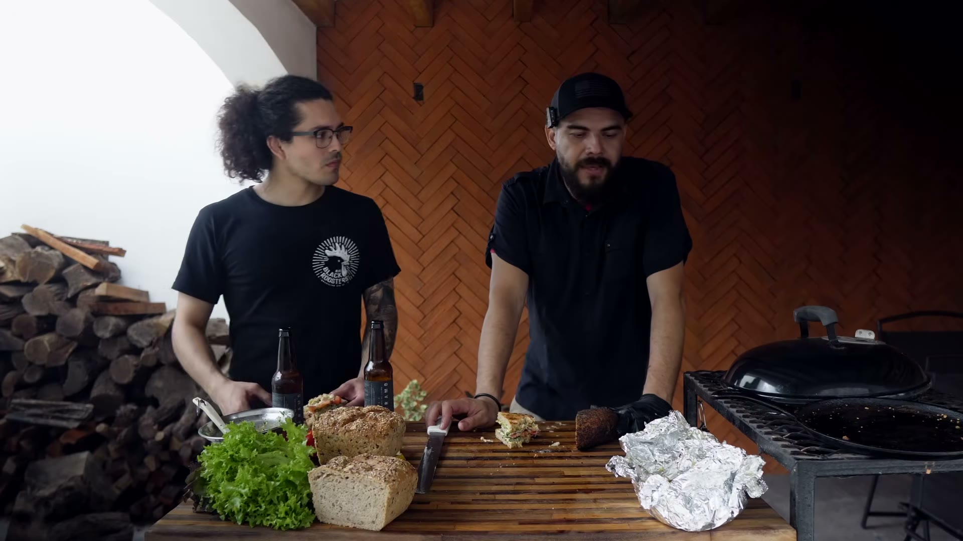 Pavo ahumado con mantequilla derritiéndose encima antes de servir