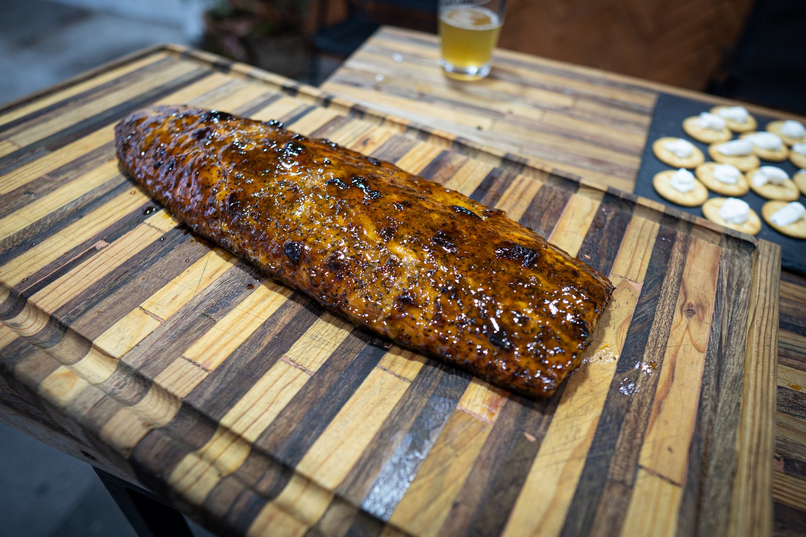 Salmón ahumado glaseado en chipotle y miel de maple