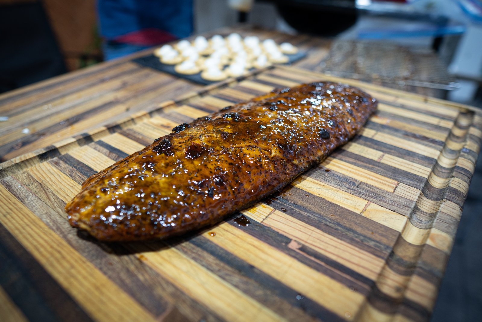 Detalle del glaseado de chipotle y maple sobre el salmón