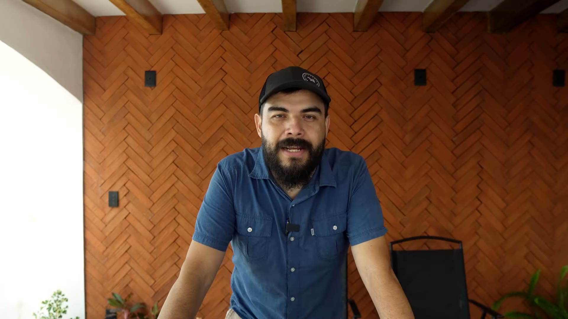 Salmón sazonado formando la película antes de ahumar