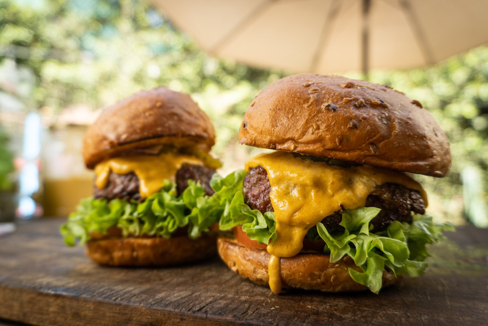 Hamburguesa de brisket con salsa de queso ahumada en pan artesanal