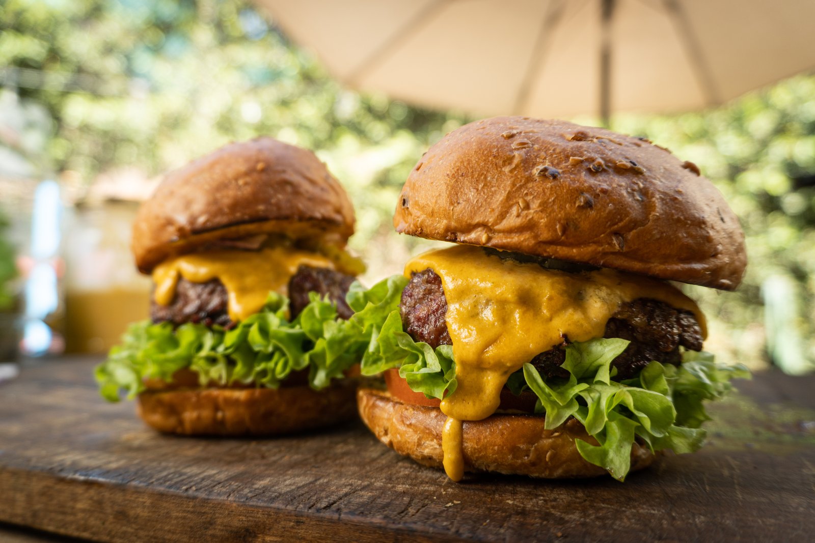 Hamburguesa de brisket cortada, mostrando la jugosidad