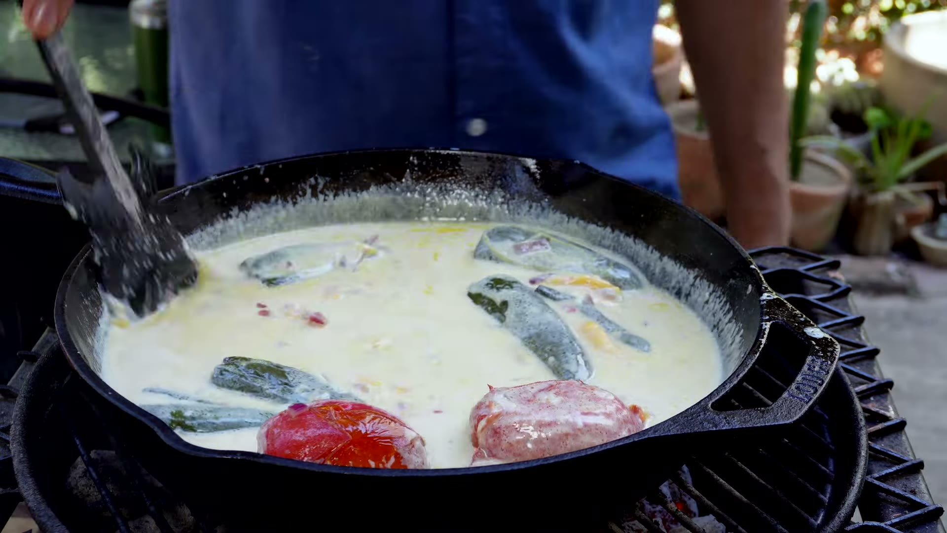 Chiles, tomates y queso ahumándose en el ahumador