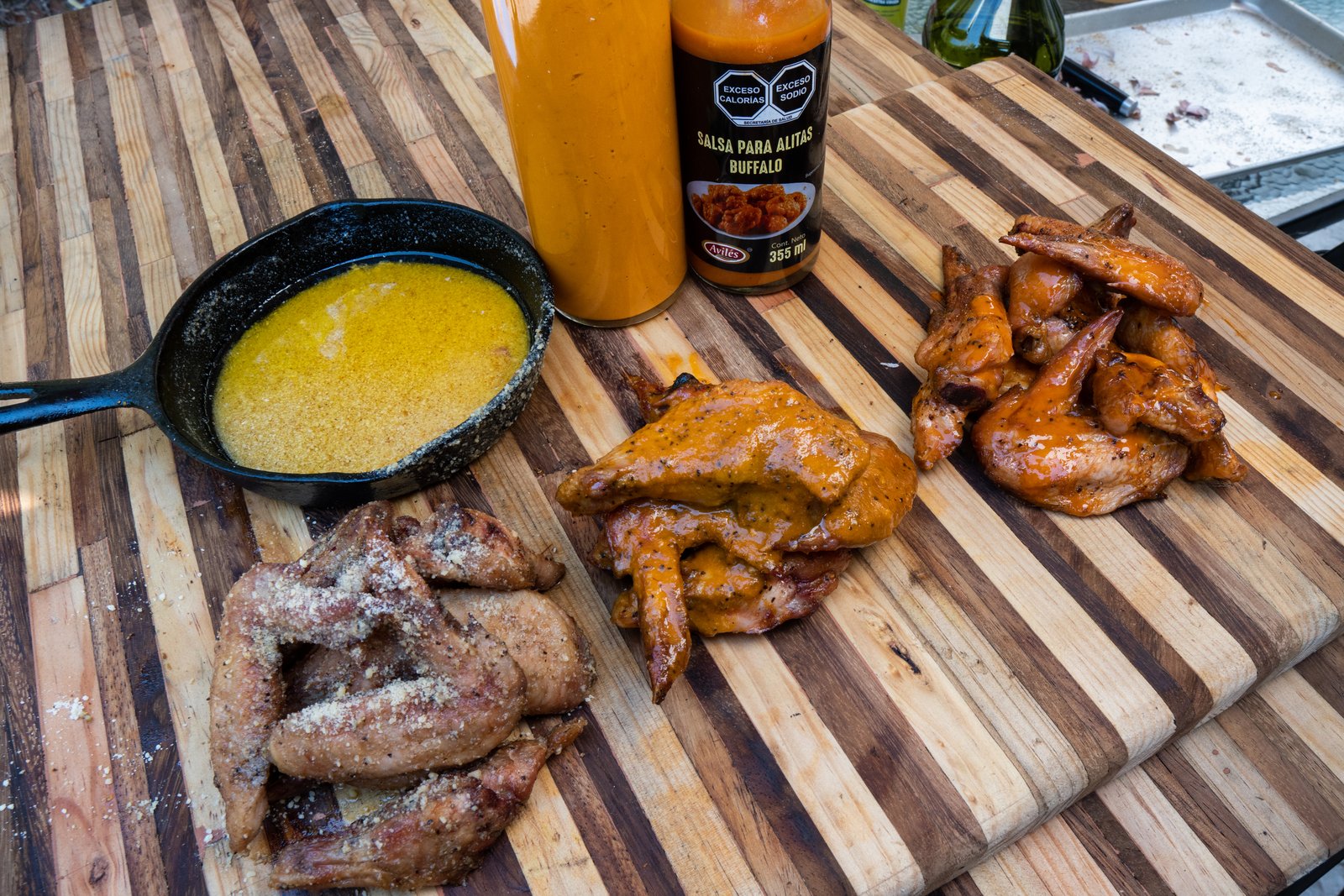 Alitas de habanero ahumado servidas