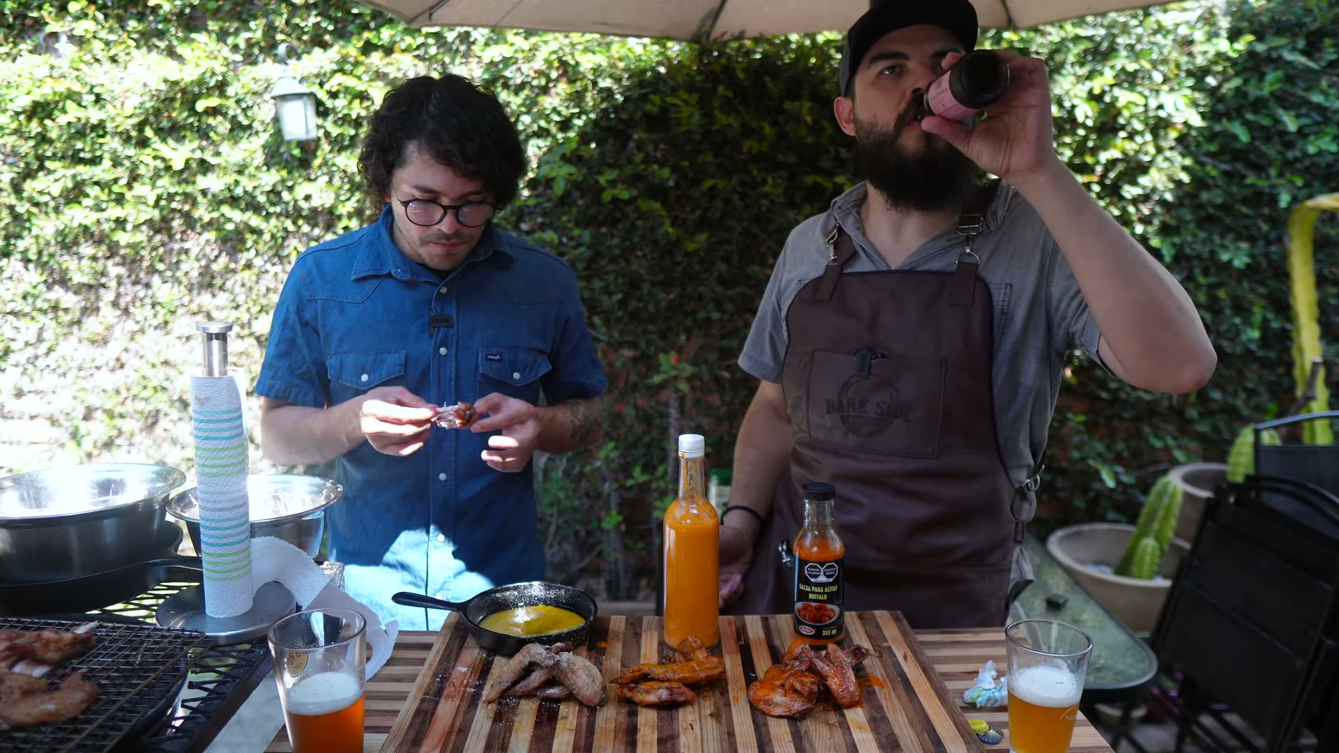 Alitas en el ahumador a alta temperatura junto con chiles habaneros