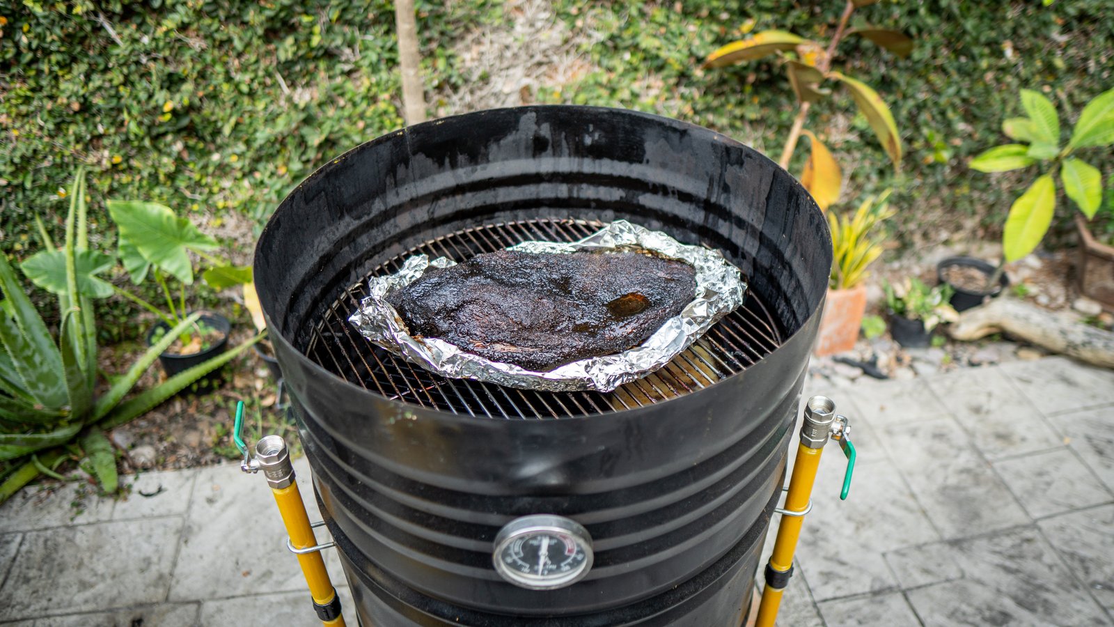 Brisket del ahumador de tambo rebanado, mostrando la jugosidad
