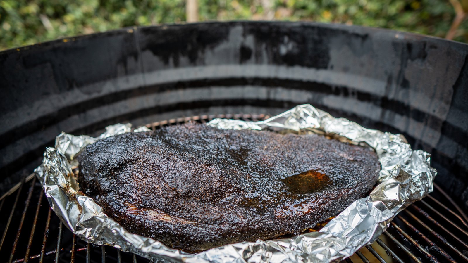 Dos briskets completos en el ahumador de tambo