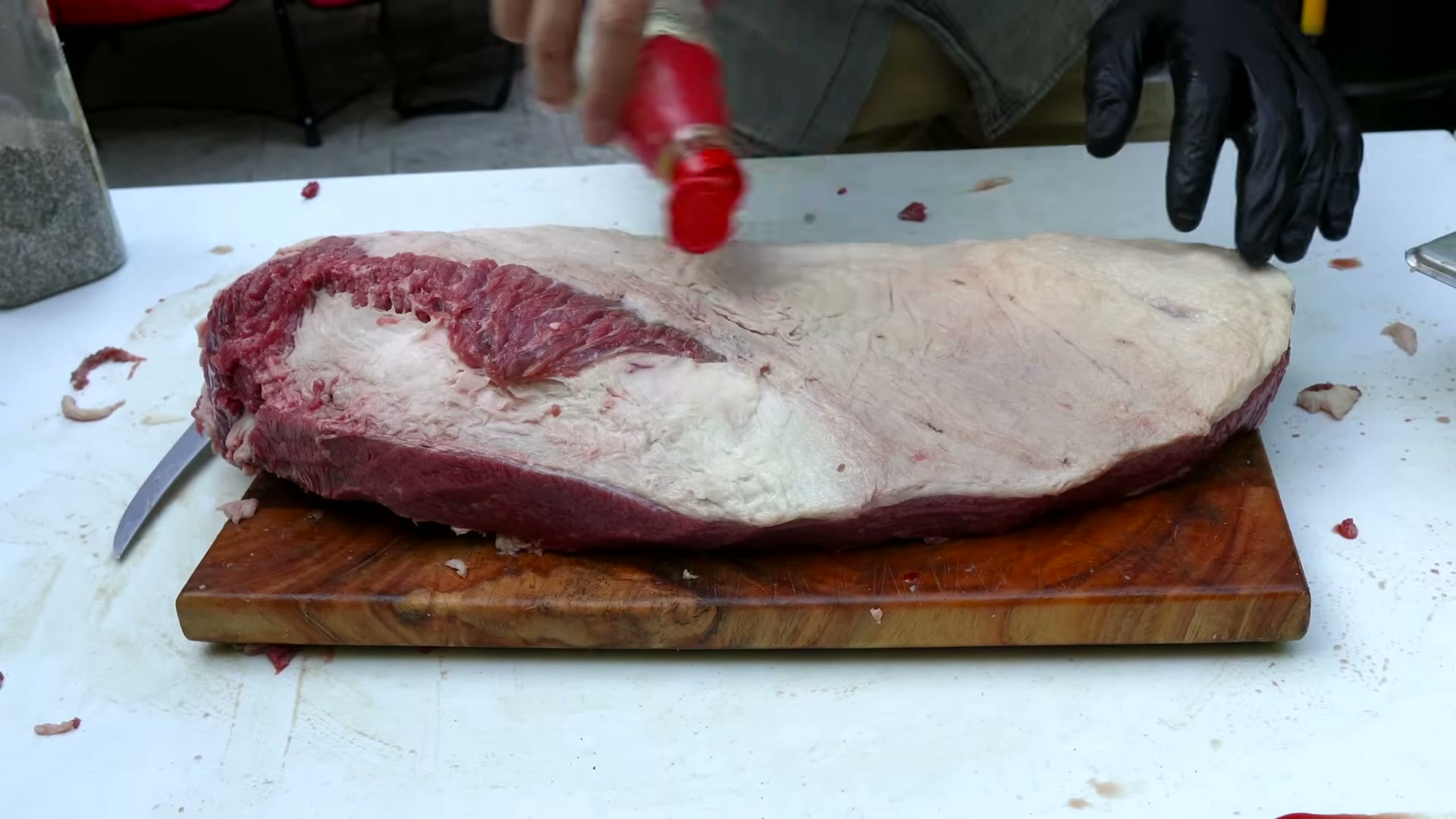 Aplicando el rub al brisket antes de meterlo al ahumador de tambo