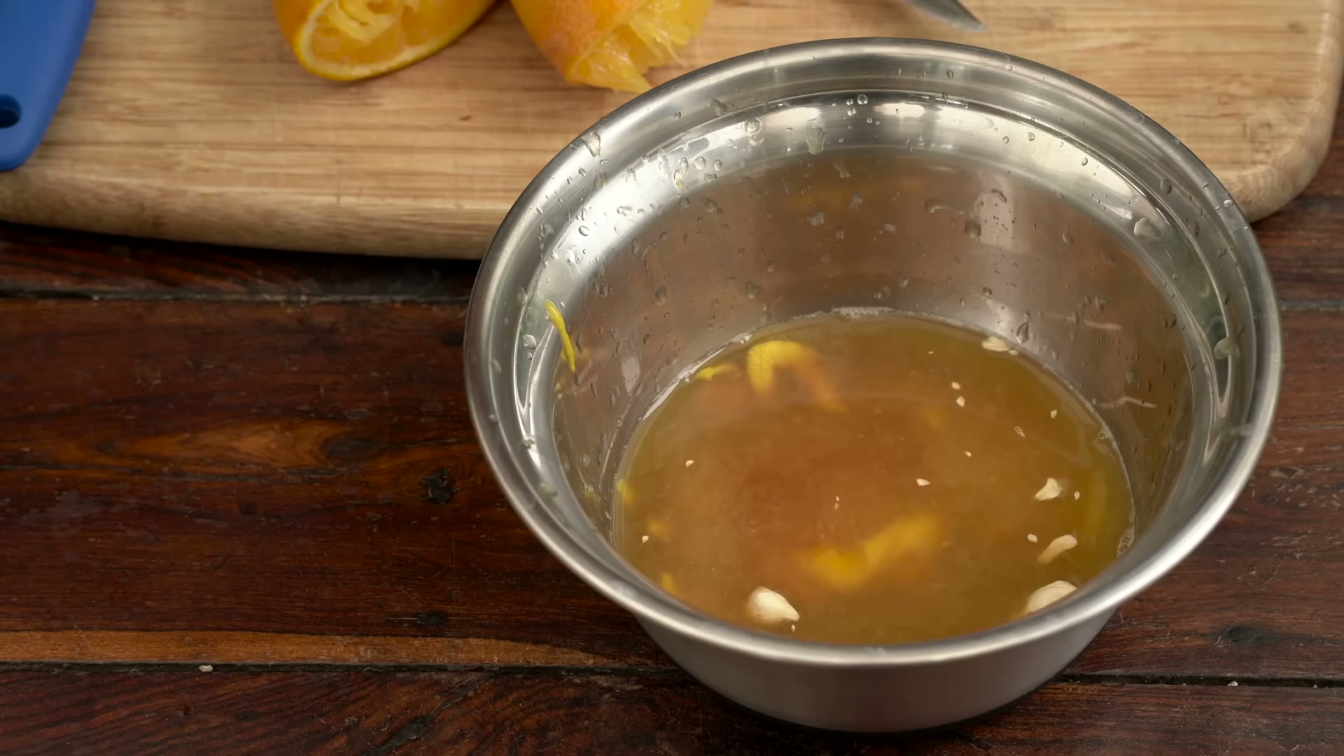 Aplicando el glaseado de naranja y miel al lomo