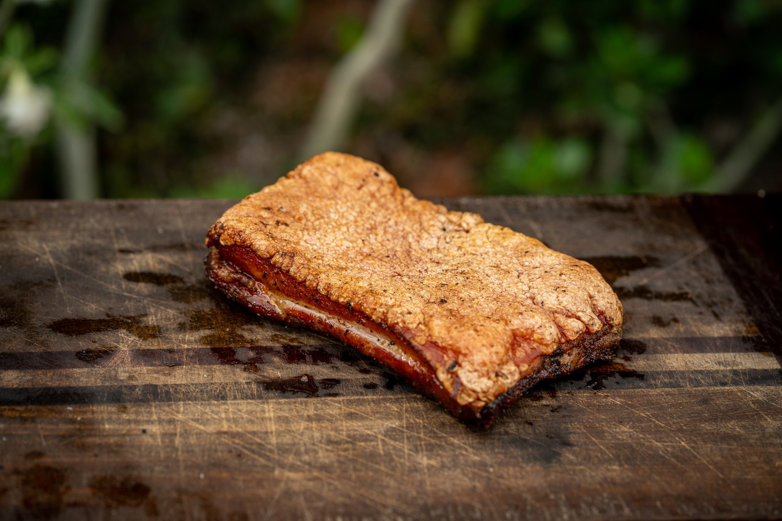 Pork belly ahumado y frito, dorado por la piel y ahumado por dentro