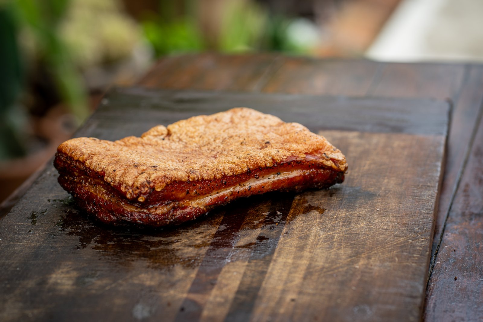 Cuadritos de pork belly ahumado con chicharrón