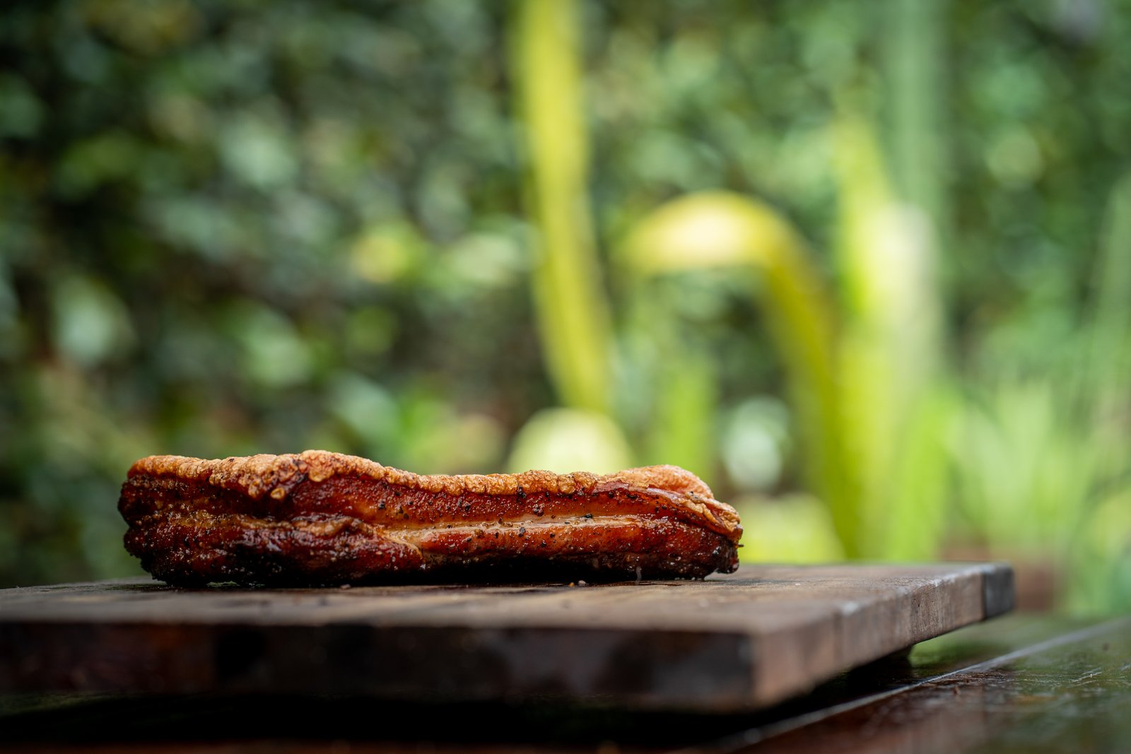 Detalle del chicharrón dorado sobre el pork belly