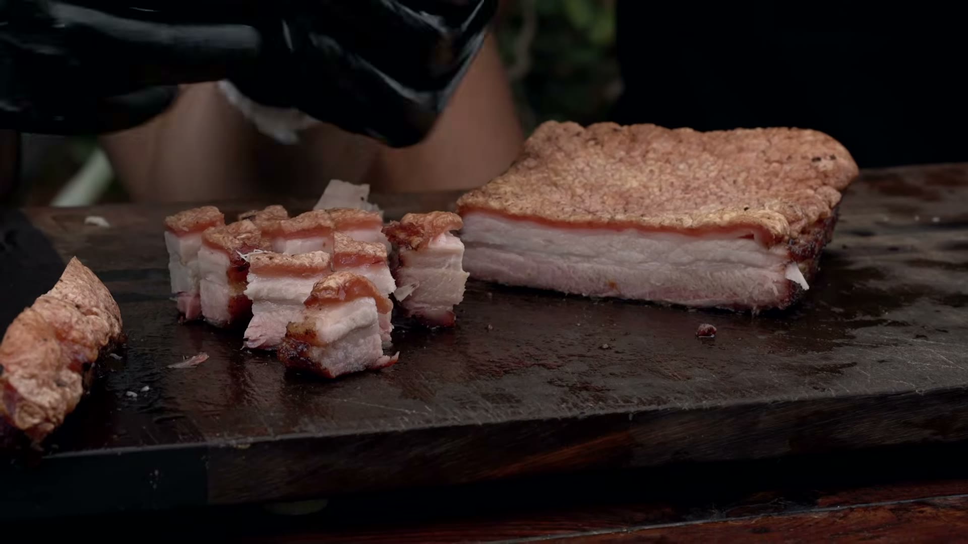 Friendo la piel del pork belly en cast iron para formar el chicharrón