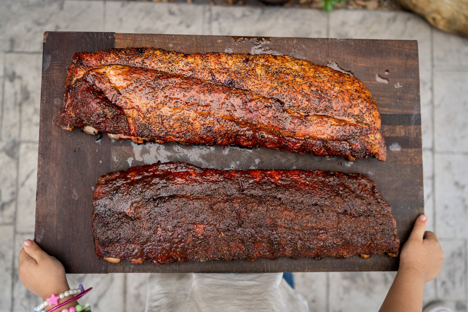 Detalle de la costilla estilo Memphis caramelizada