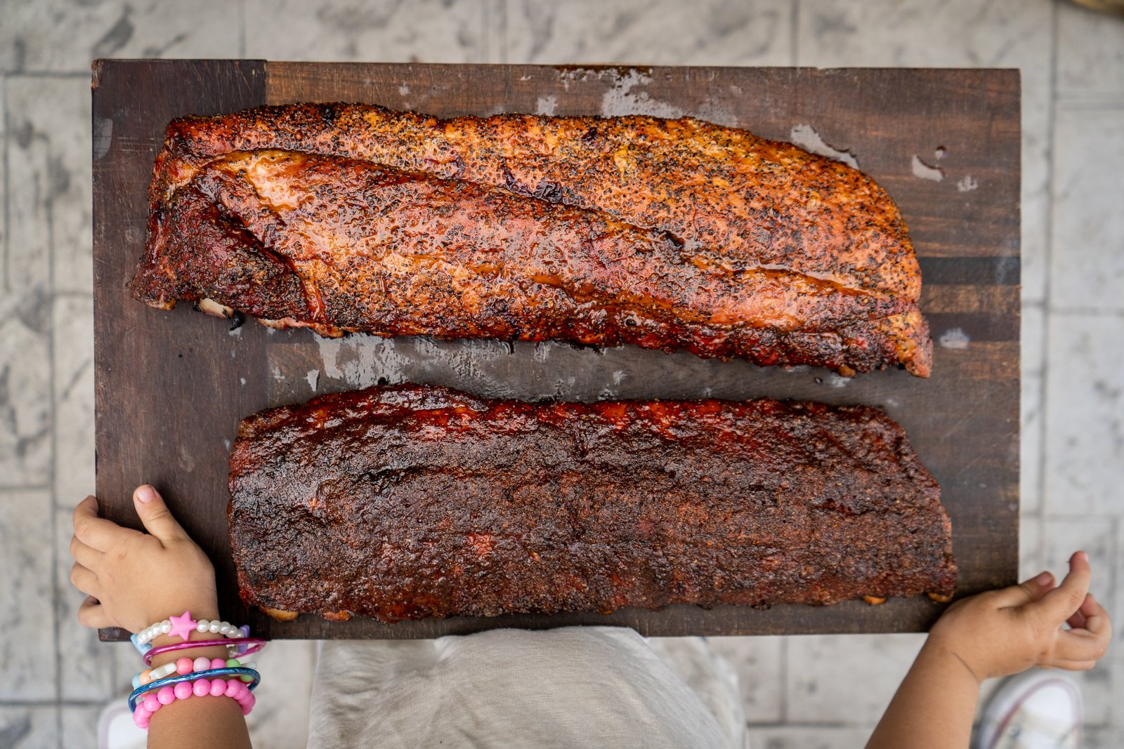 Detalle de la costilla estilo Texas envuelta en BBQ