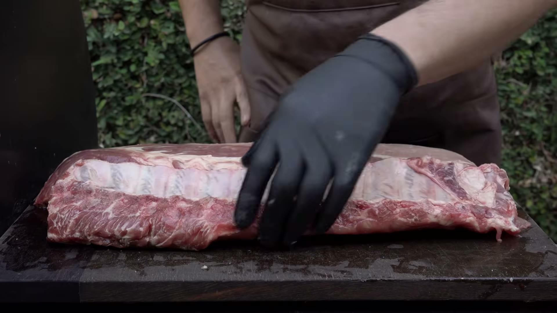 Aplicando los dos rubs distintos a las dos costillas