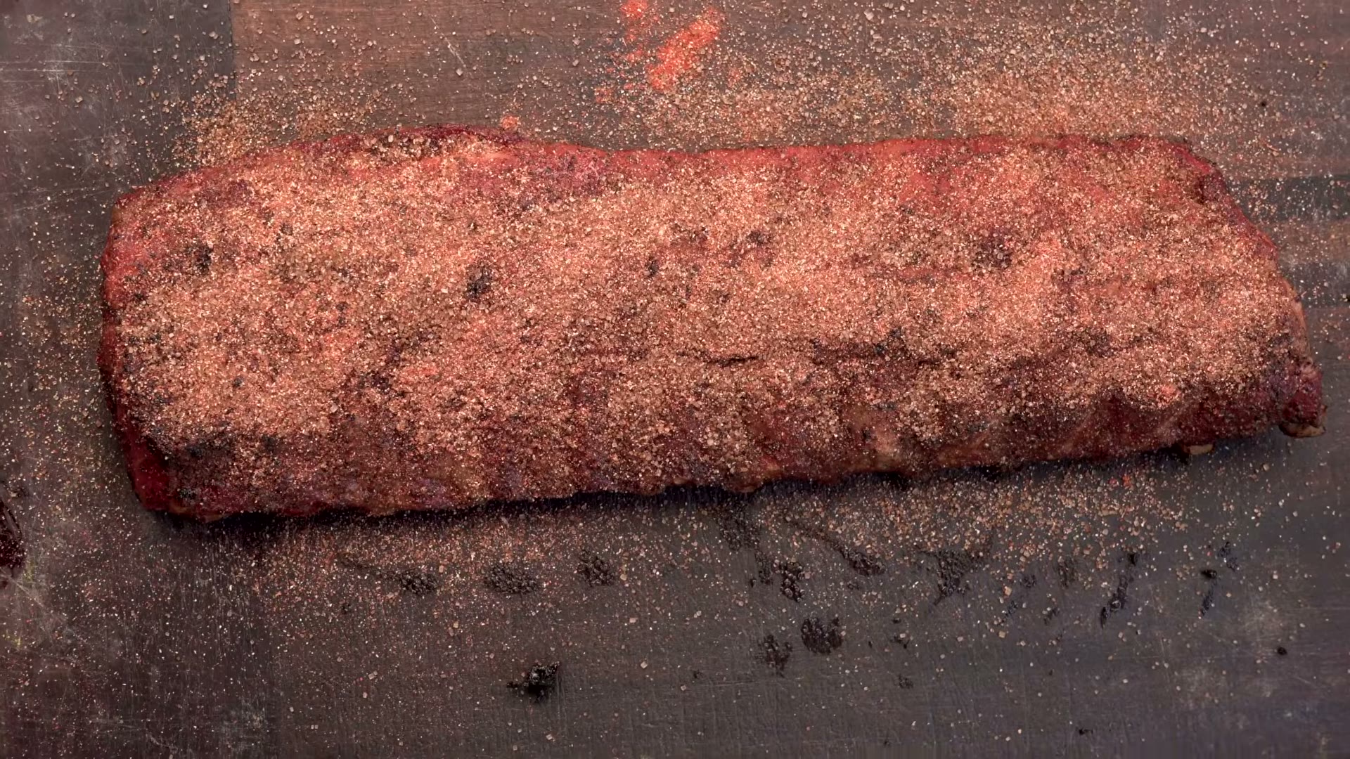Volteando las costillas después de que se fijó el rub