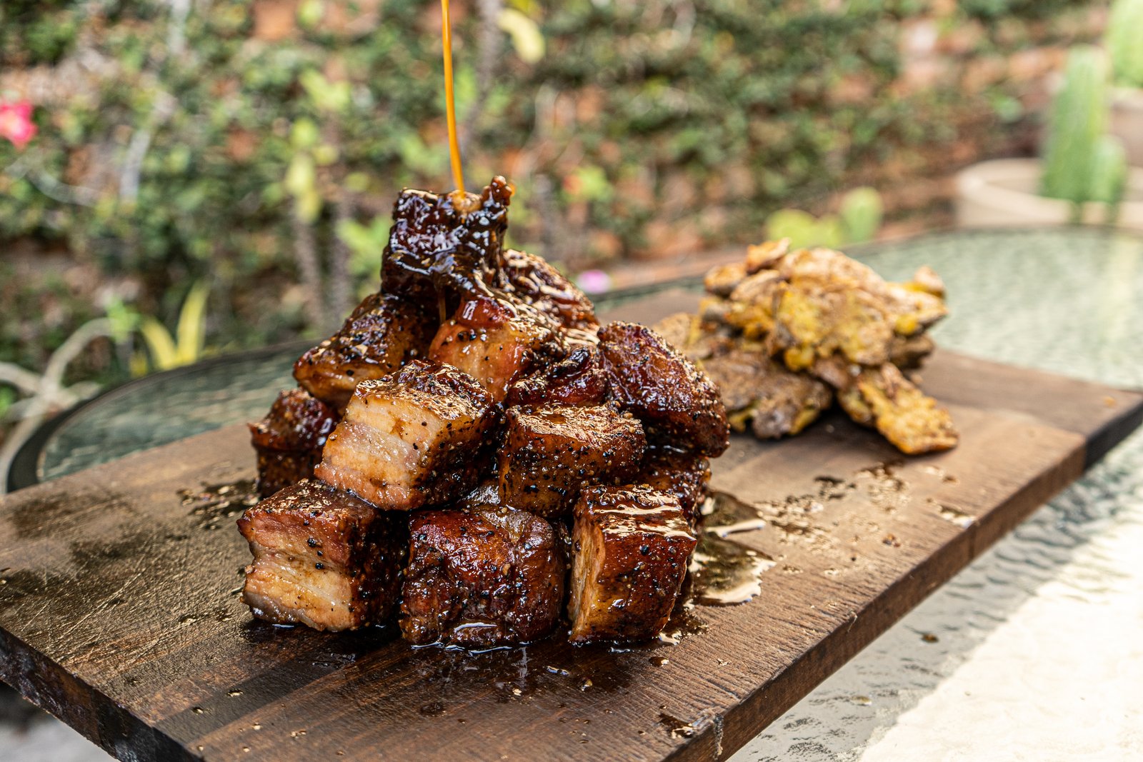 Cubos de pork belly burnt ends de cerca, glaseados