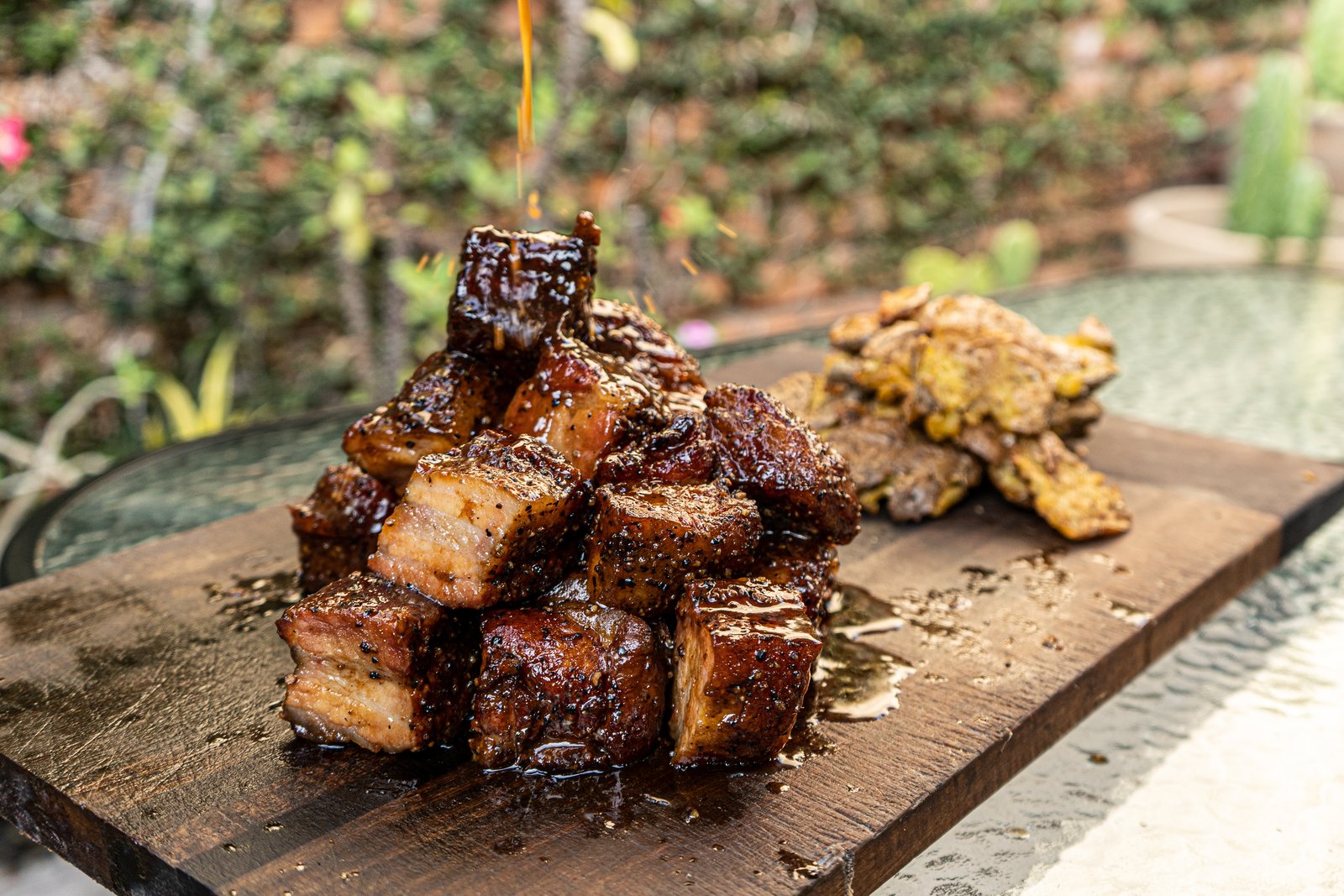 Papitas al horno acompañando los burnt ends