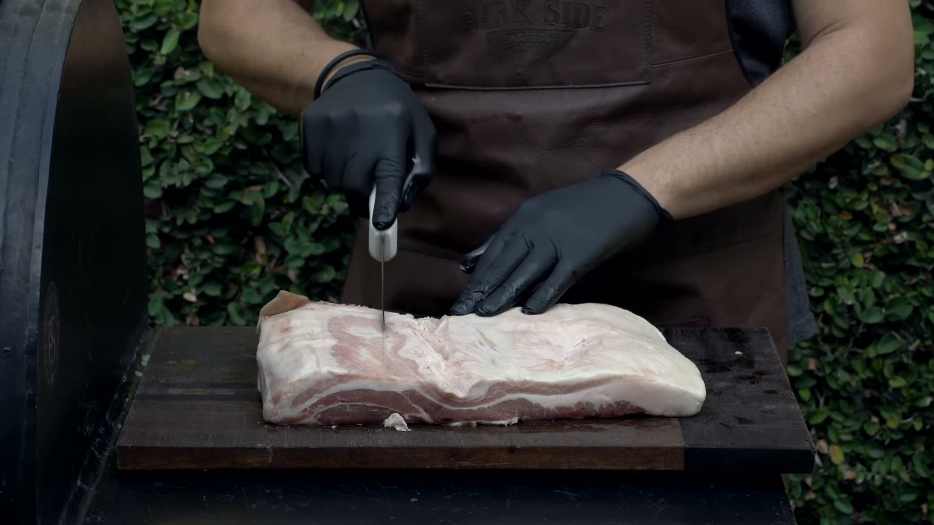 Cortando el pork belly en tiras para los burnt ends