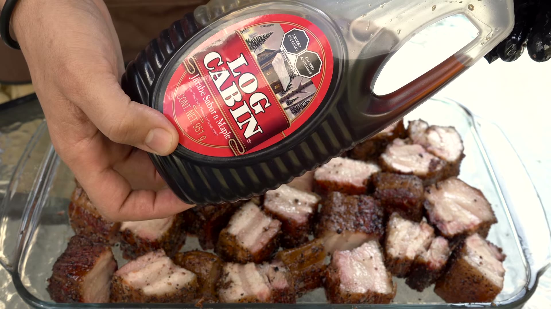 Tiras de pork belly ahumándose hasta que la grasa esté renderizada