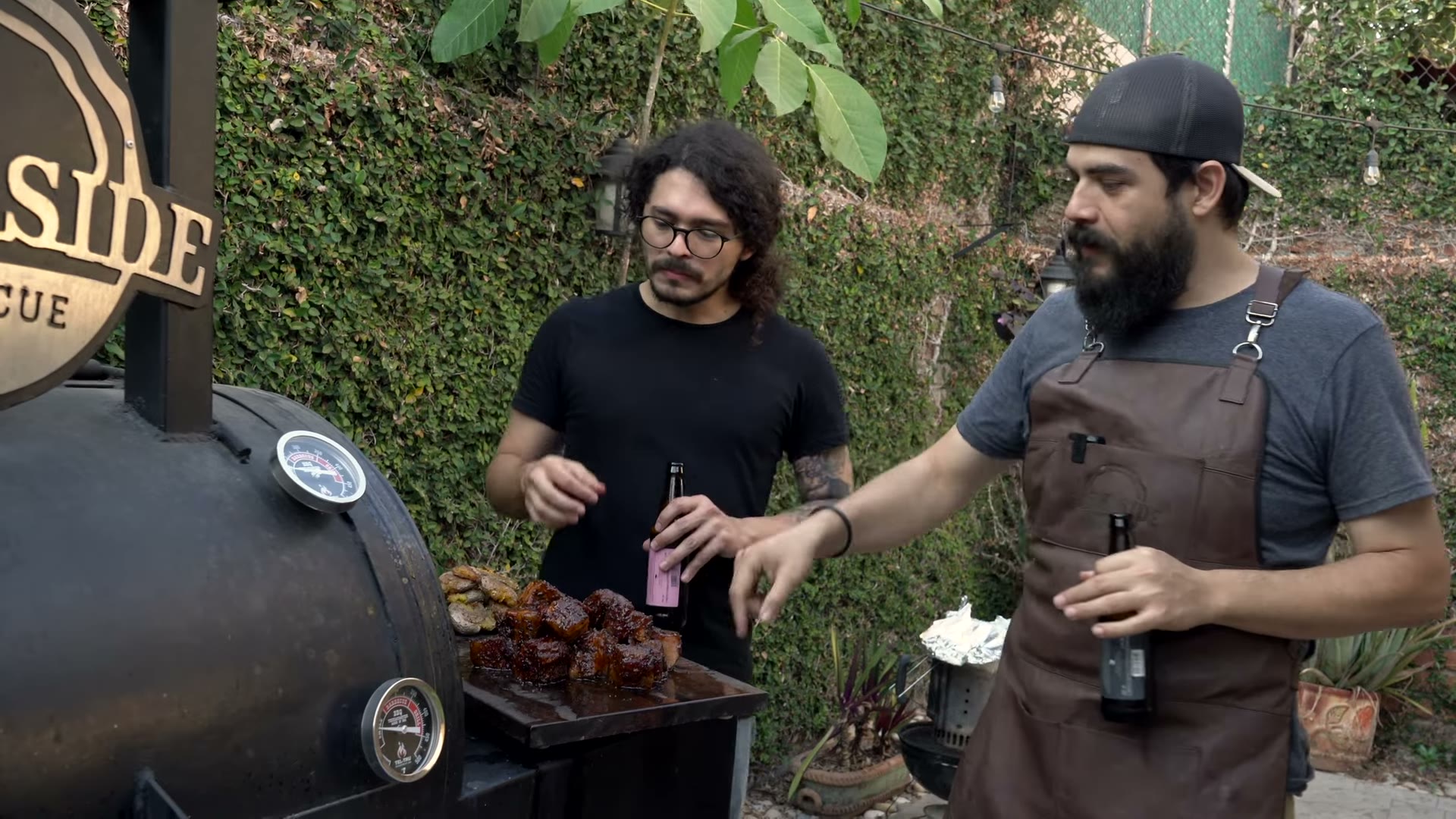 Cubos de pork belly con miel de maple, BBQ y mantequilla antes de la segunda ahumada