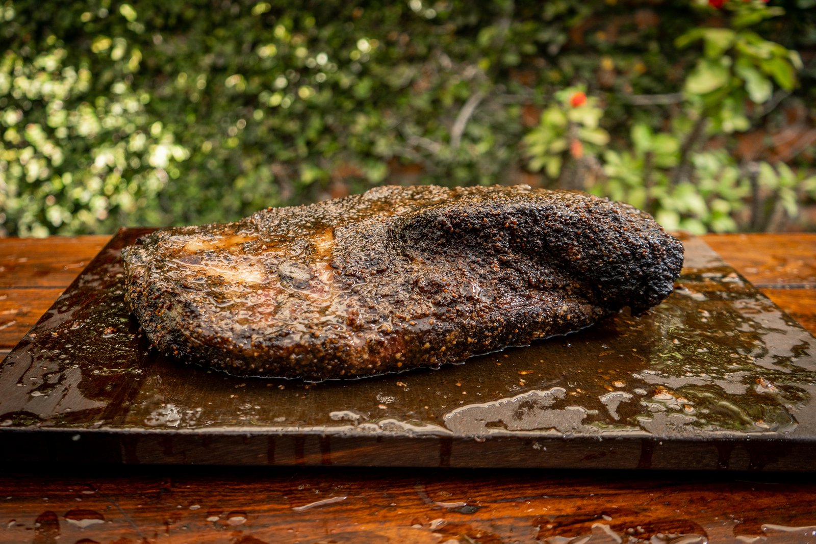 Brisket reposado toda la noche, rebanado mostrando el flat y el point