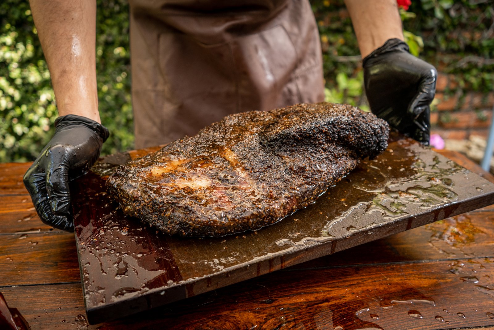 Rebanadas del flat del brisket, mostrando el smoke ring